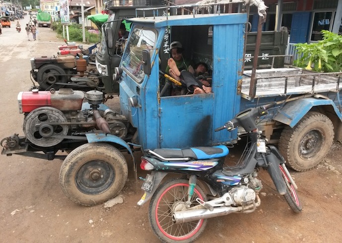 'Chassis cabine' is bij ons in de bedrijfswagenwereld de term voor een onderstel en een cabine, zeg maar een vrachtwagen zonder opbouw. In Birma monteren ze een generator op een stel metalen balken, lassen er van plaatstaal en golfplaten een cabine op et voila, een vrachtwagen is geboren. Maar dan wel met een maximumsnelheid van slechts 25 km/u en een oorverdovend lawaai (geen uitlaat).