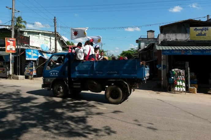 Personenvervoer op z'n Birmees. Je wilt niet denken wat er gebeurt als deze vrachtwagen een klapper maakt. Ook gezien: mensen in ontspannen kleermakerszit op het dak van bussen en vrachtwagens. 