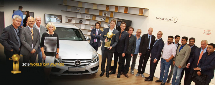 Winnaar 2015: de Mercedes C-Klasse. Met vierde van links het Nederlandse jurylid Henny Hemmes.