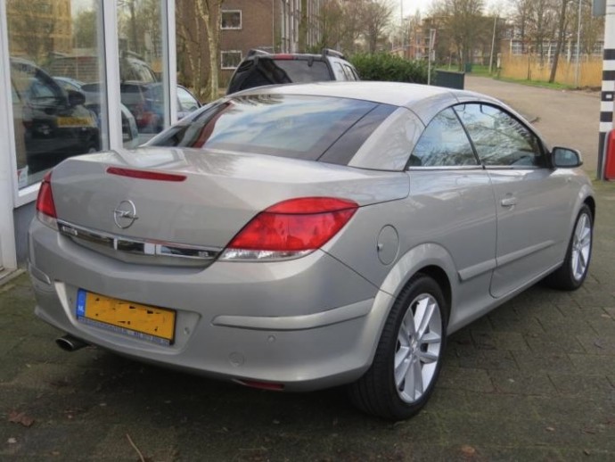 De Opel Astra TwinTop heeft een stalen klapdak waardoor hij ook als cabriolet gereden kan worden. 