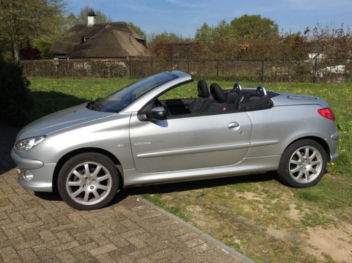 Deze cabrio is er al vanaf zo’n 1.700 euro: de Peugeot 206 CC.