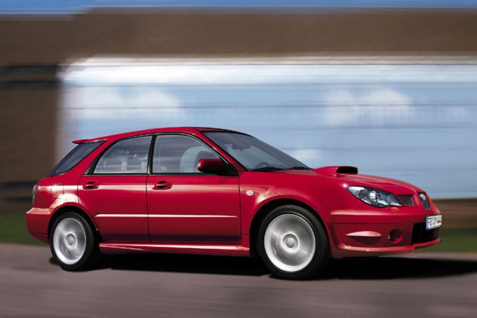 Het ontwerp van de tweede generatie Impreza was een evolutie van het design van zijn voorganger. Hier zien we het topmodel, de Impreza WRX STI als Plus (stationwagon).