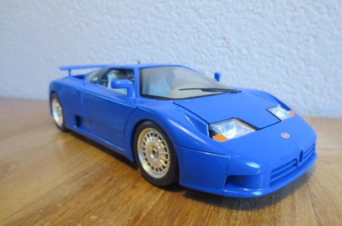 Bij mij stond dit ‘onder andere Van den Acker-design’ in 1:18 op de slaapkamer.