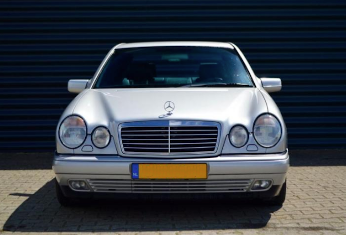 In de jaren 90 was een tijdlang de enige Mercedes met ronde koplampen de… E-Klasse.