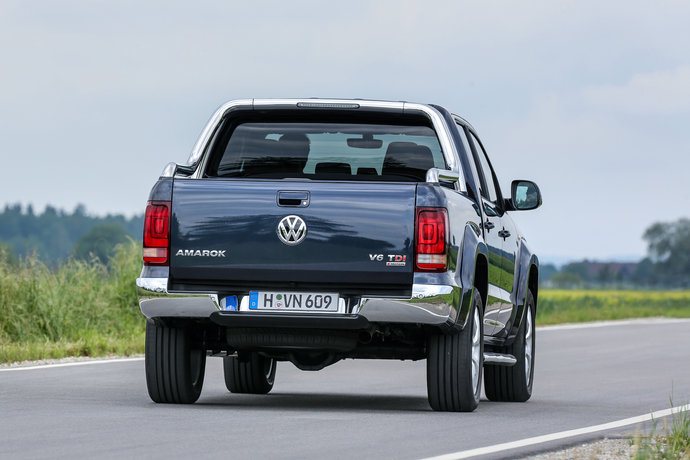 volkswagen-amarok-blue-rear-road