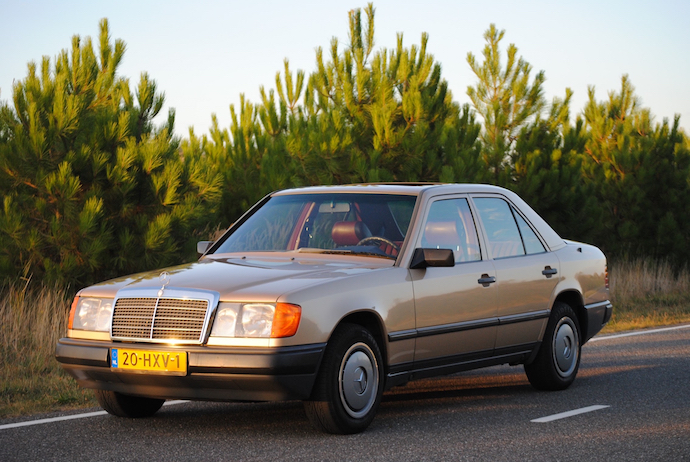 Mijn eerste W124. Een champagnekleurige met donkerrood kunstleer. Wat was ik trots.