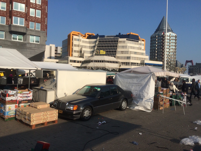 Deze Rotterdamse marktkoopman heeft het begrepen: een 500 E naast zijn kraam. Dit is de dikste versie ooit gemaakt.