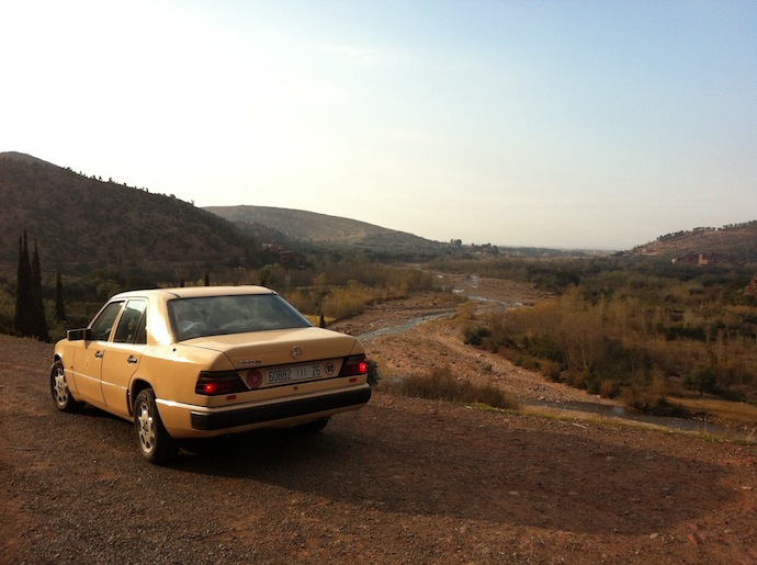 Tijdens een rondrit door Marokko reden we mee met deze W124’er. Dit exemplaar had er al meer dan een miljoen kilometer op zitten! Daar was ik meer van onder de indruk dan de chauffeur… 
