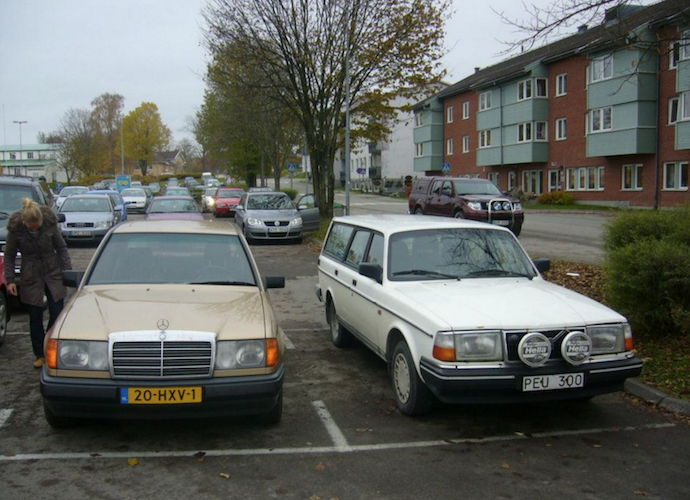 Voor de man (of vrouw) die van enorme verstralers houdt: de Volvo 240 ziet er in Zweden meestal zo uit.