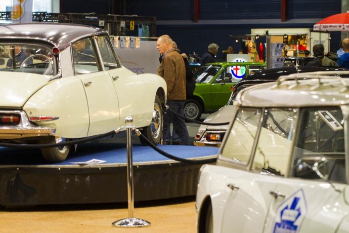 Tijdens de eerste editie van ClassicsNL was er speciale aandacht voor het 60-jarig bestaan van de Citroën DS, ook wel bekend als de 'Snoek'. Op deze foto een doorkijkje tussen drie exemplaren met op de achtergrond een klassieke Alfa Sud.