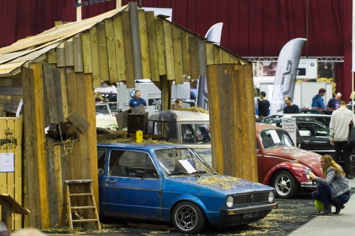 De droom van iedere klassiekerliefhebber – het doen van een mooie schuurvondst – is in Leeuwarden leuk in beeld gebracht.