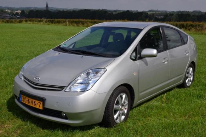 toyota-prius-zilver-front-side