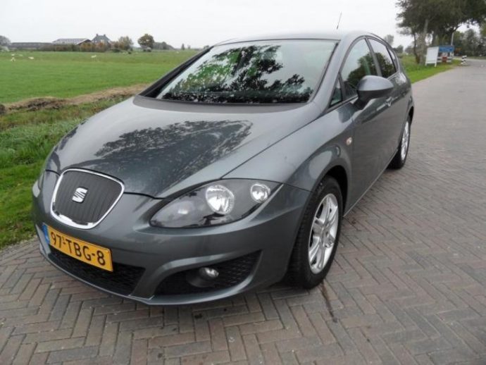 seat-leon-tdi-grijs-voorkant